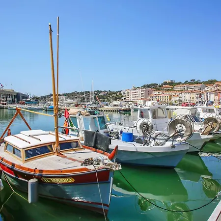 Cosy, Idealement Situe Pres Du Port De Daire *